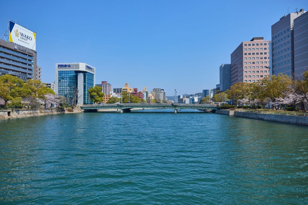＜京橋川河岸　徒歩１分（約20ｍ）＞　エントランスを出て、徒歩１分。緑に包まれ、潤いある京橋川のゆったりとした時間がひとときを癒してくれます。