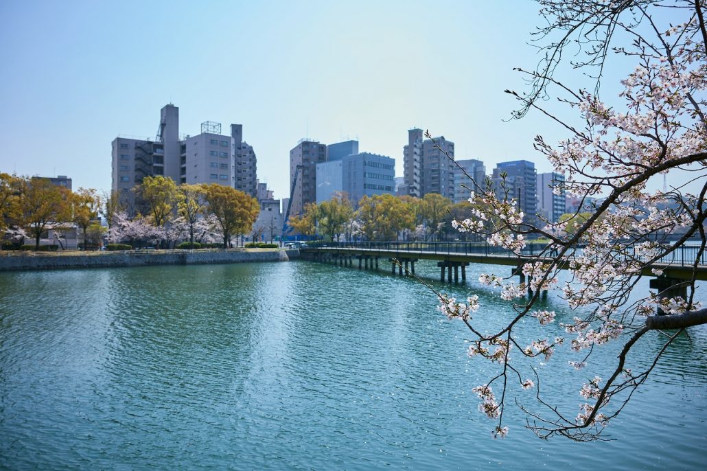 ＜京橋川河岸　徒歩１分（約20ｍ）＞　エントランスを出て、徒歩１分。緑に包まれ、潤いある京橋川のゆったりとした時間がひとときを癒してくれます。