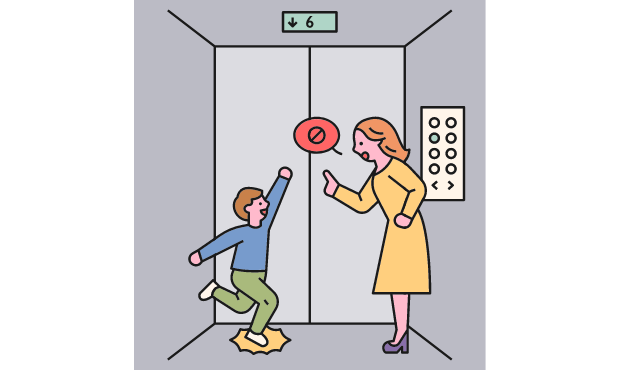 エレベーターで騒ぐ子供を注意する